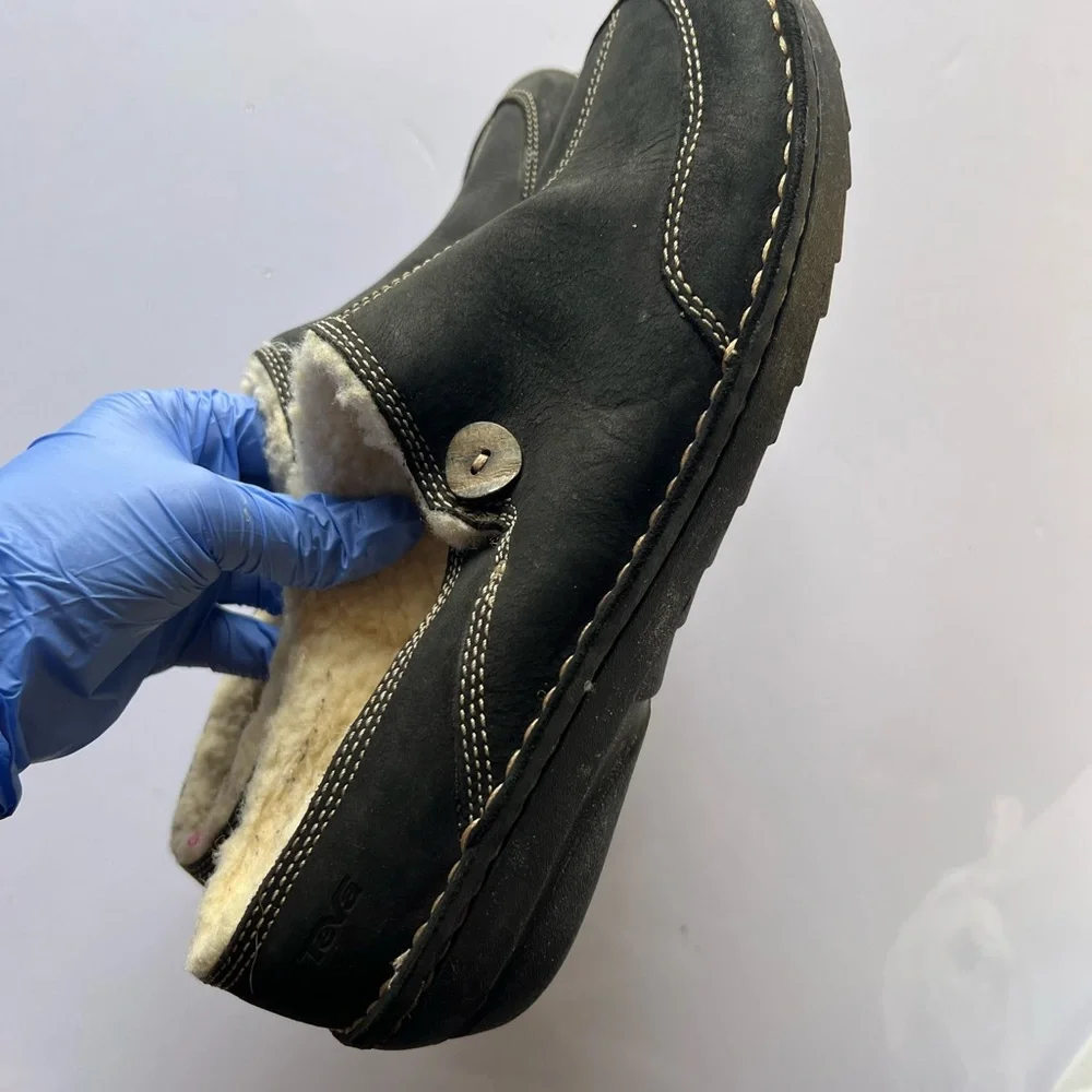 Teva sleek black